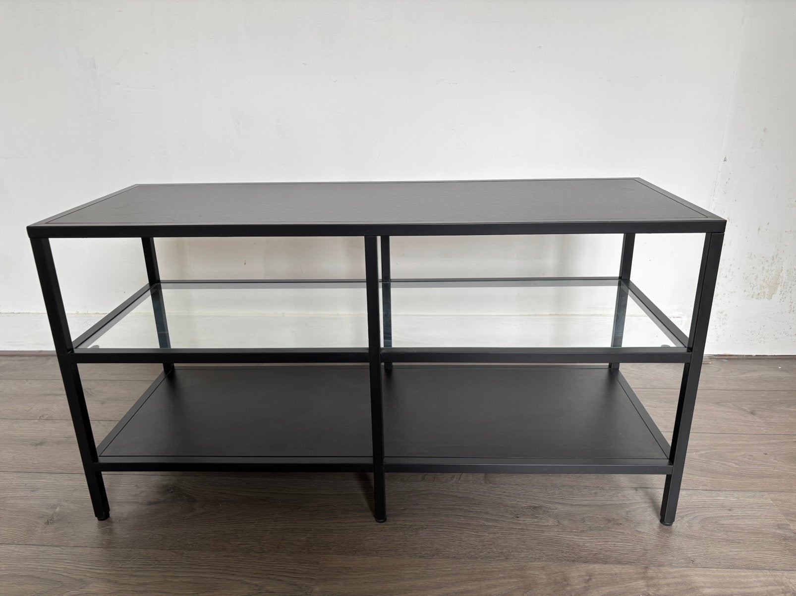 Ikea Zwart metalen ladekast met glazen en houten planken, Huis en Inrichting, Kasten | Ladekasten, Ophalen, 100 tot 150 cm, Zo goed als nieuw