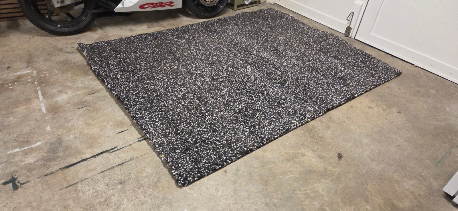 Zo goed als nieuw vloerkleed zwart, beige, wit 230x170cm, 150 tot 200 cm, 200 cm of meer, Zo goed als nieuw, Rechthoekig