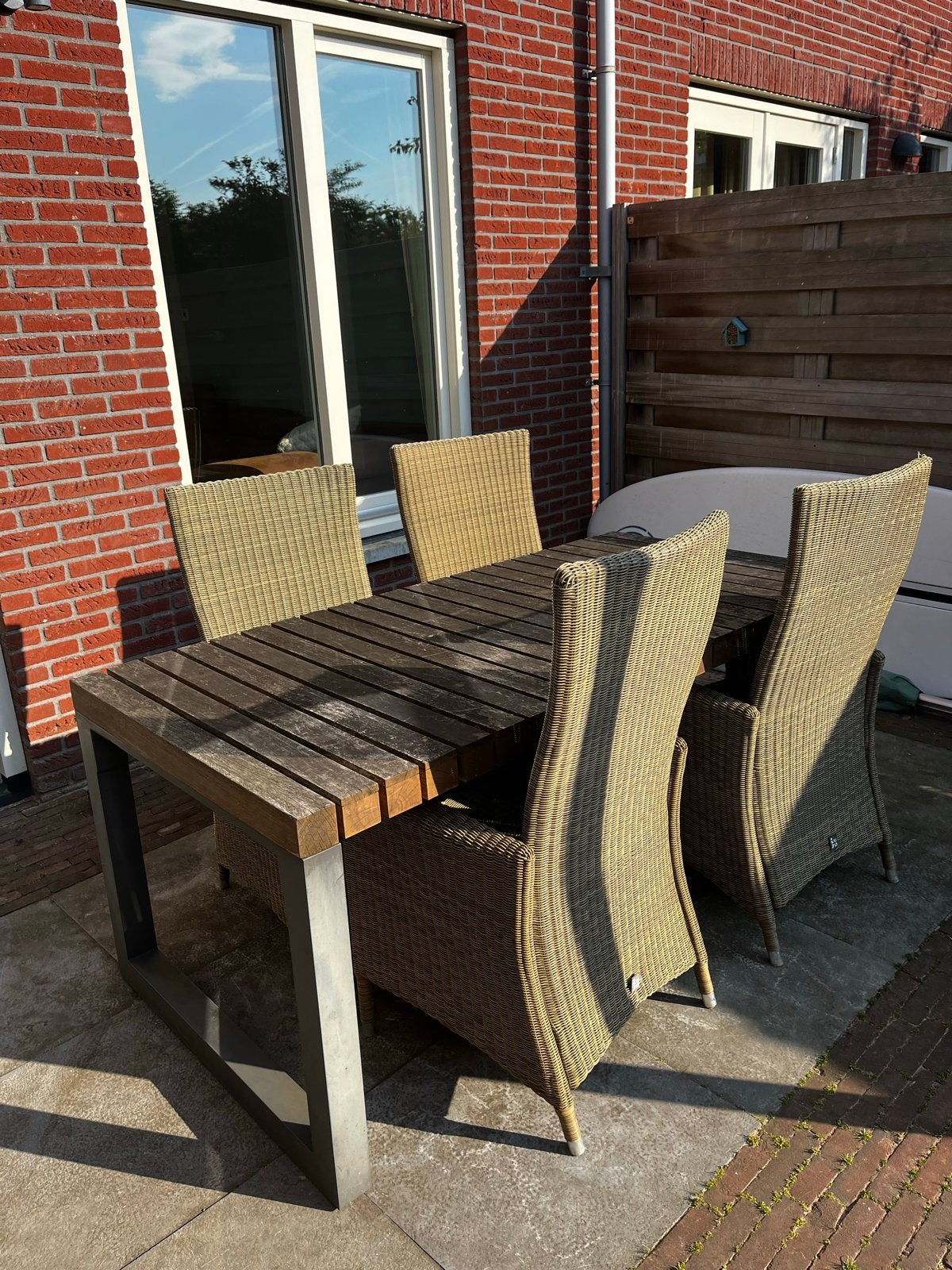 Tuinset, tafel 180cm bij 90 cm plus 4 wicker stoelen, Ophalen, Gebruikt, Hout