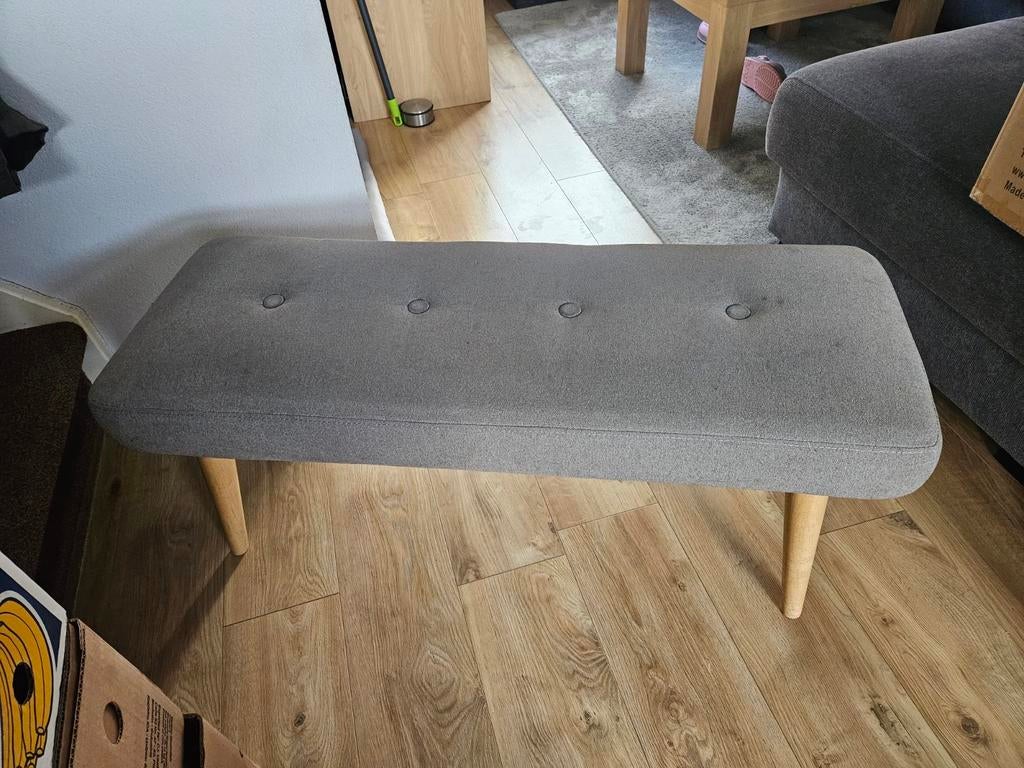 Grijze gestoffeerde bankje met houten poten, Huis en Inrichting, Ophalen, Minder dan 50 cm, Gebruikt, 100 tot 125 cm
