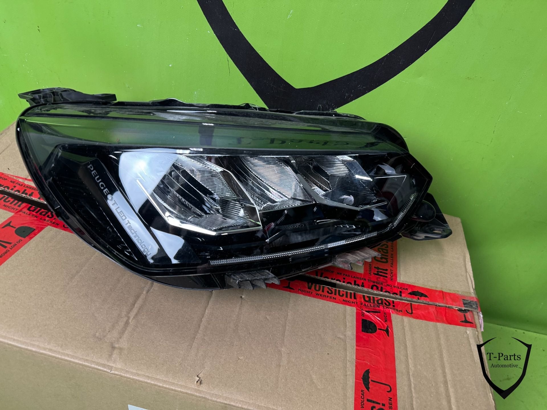 peugeot 208 2008 rechts koplamp 9855524880 lamp, Taurusavenue 1
2132 LS  Hoofddorp, NL, Gebruikt, Contact.group@renault.com, Stellantis N.V.