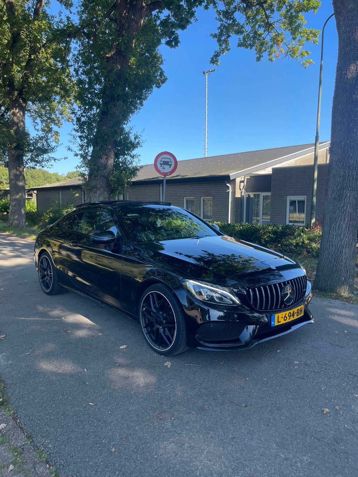 Mercedes-Benz C-Klasse C 200 184pk 9G-Tronic 2016 Zwart AMG, Panoramadak, Achterwielaandrijving, 1800 kg, Zwart