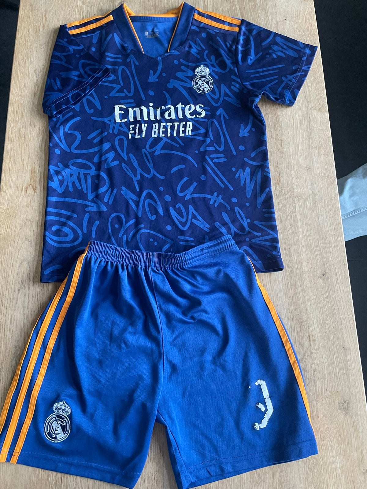 Real Madrid Thuisshirt en Broekje Benzema Maat 26, Maat XS of kleiner, Ophalen of Verzenden, Gebruikt, Set