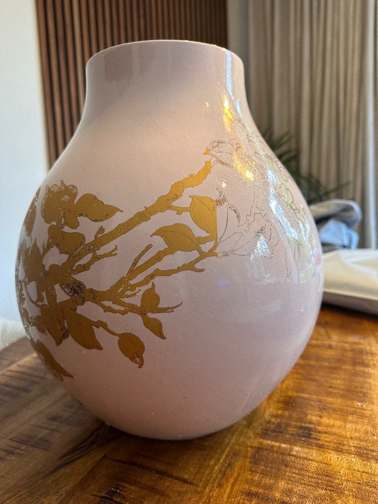 IKEA Hella Jongerius  vaas roze met gouden bloemen, Huis en Inrichting, Woonaccessoires | Vazen, Met patroon/structuur, 35 cm