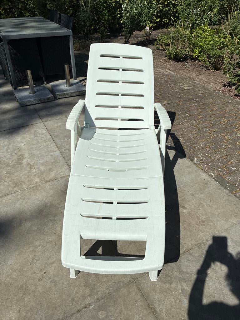 Witte kunststof ligstoel met wielen en verstelbare rugleunin, Tuin en Terras, Ophalen, Gebruikt, Kunststof, Verstelbaar