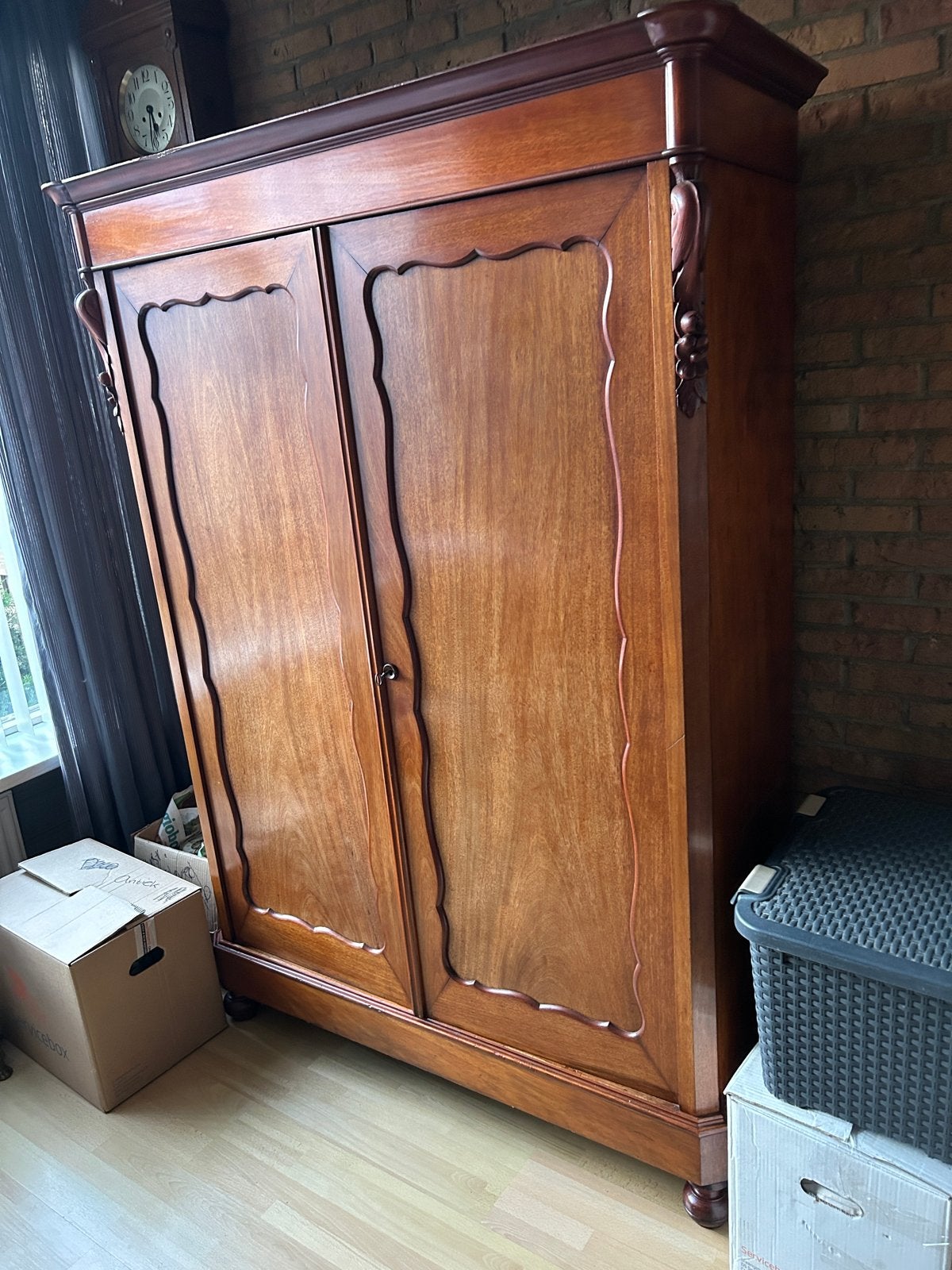 Antieke mahoniehouten kledingkast met sierlijke details, Ophalen