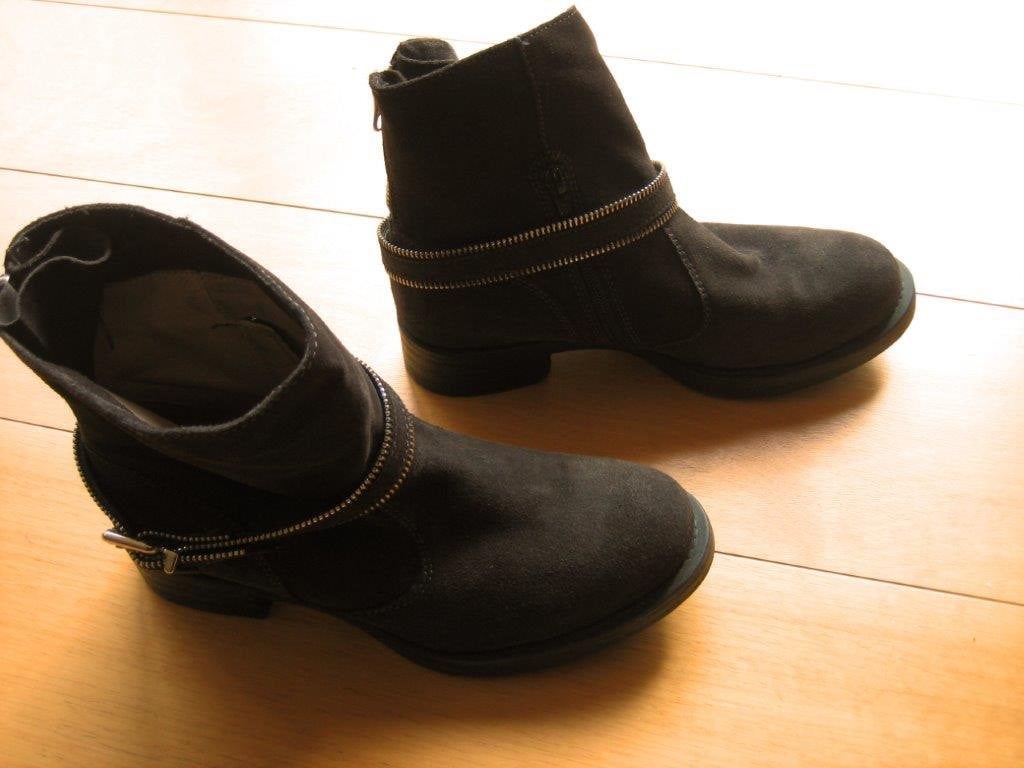 Sportieve zwart-bruin suede enkellaars UNISA 38 snazzeys, Bruin, Lage of Enkellaarzen, Nieuw, Ophalen of Verzenden