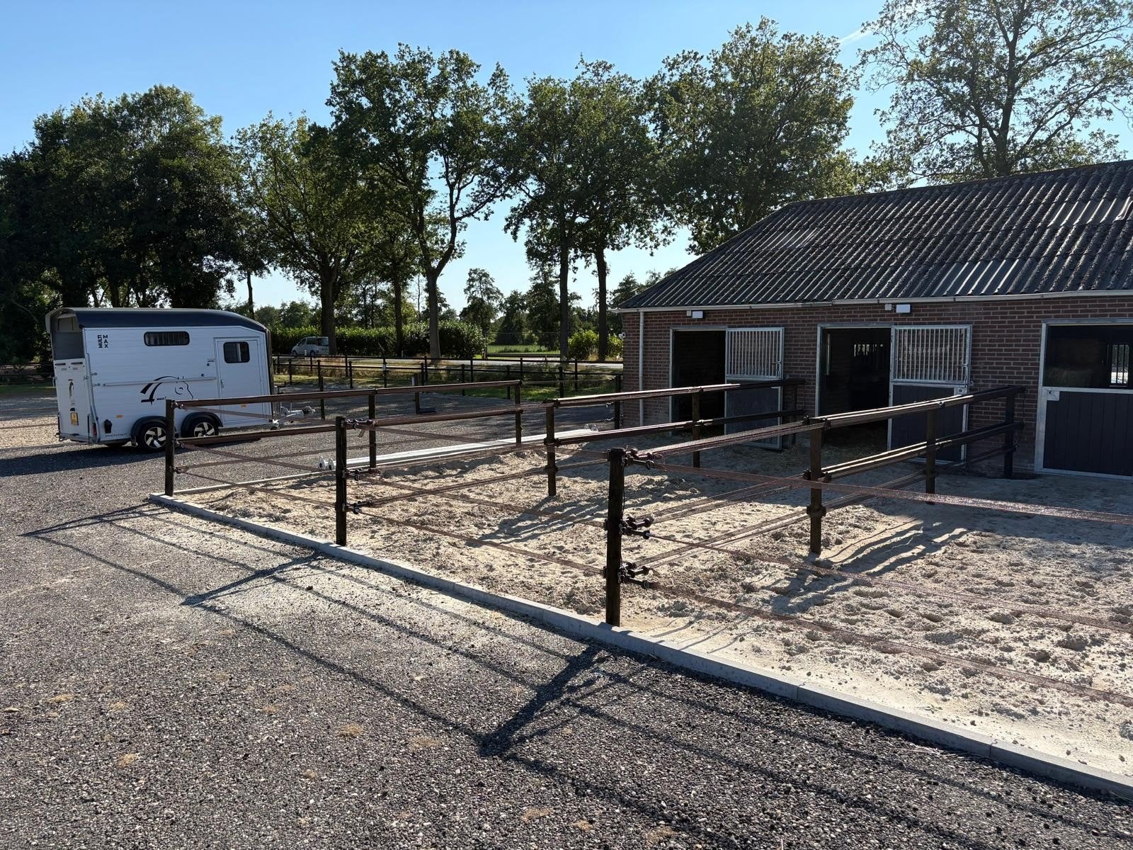 Stalling voor pony (of voor trainen/doorrijden) aangeboden, Stalling