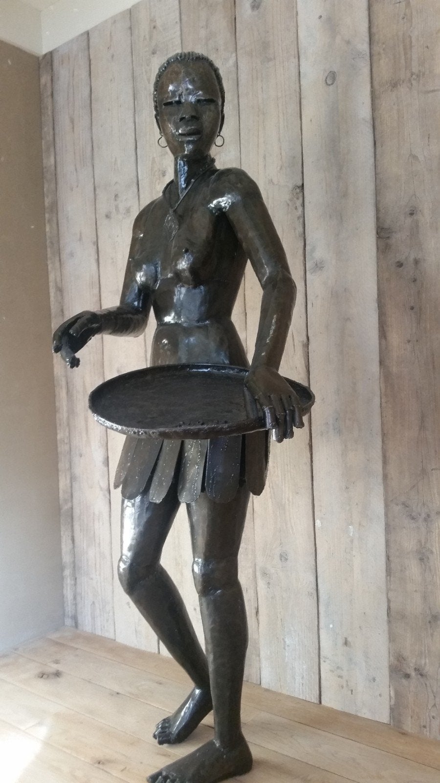 metalen beeld Afrikaanse vrouw met schaal levensgroot, Antiek en Kunst, Ophalen, 1 meter - 2 meter, Bruin, Afrika