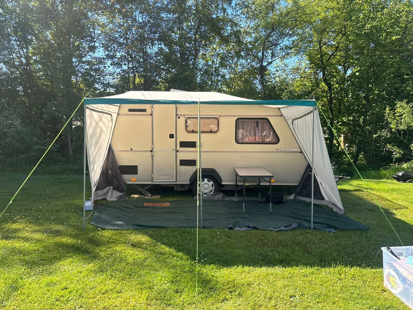 Kip deluxe KL40T met luifel en nieuwe horren, Caravans en Kamperen, Kip, Omvormbare zithoek, Treinzit, Particulier