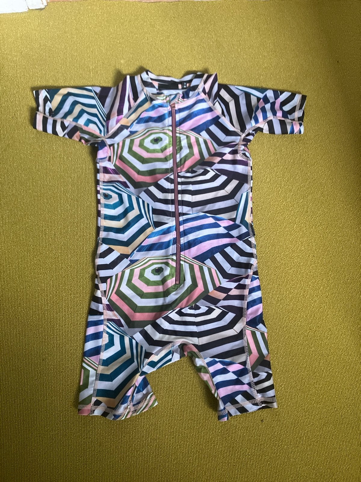 Molo UV-zwempak met parapluprint, maat 122/128, Kinderen en Baby's, Kinderkleding | Kinder-zwemkleding, Zo goed als nieuw, Badpak