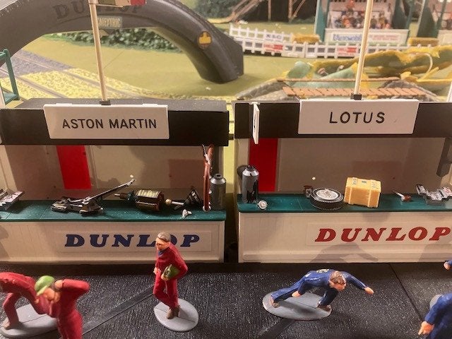 Zeldzaam > AUTO NAAMBORDEN voor Pits van Scalextric 1964, Overige merken, Racebaan, Ophalen of Verzenden, Zo goed als nieuw