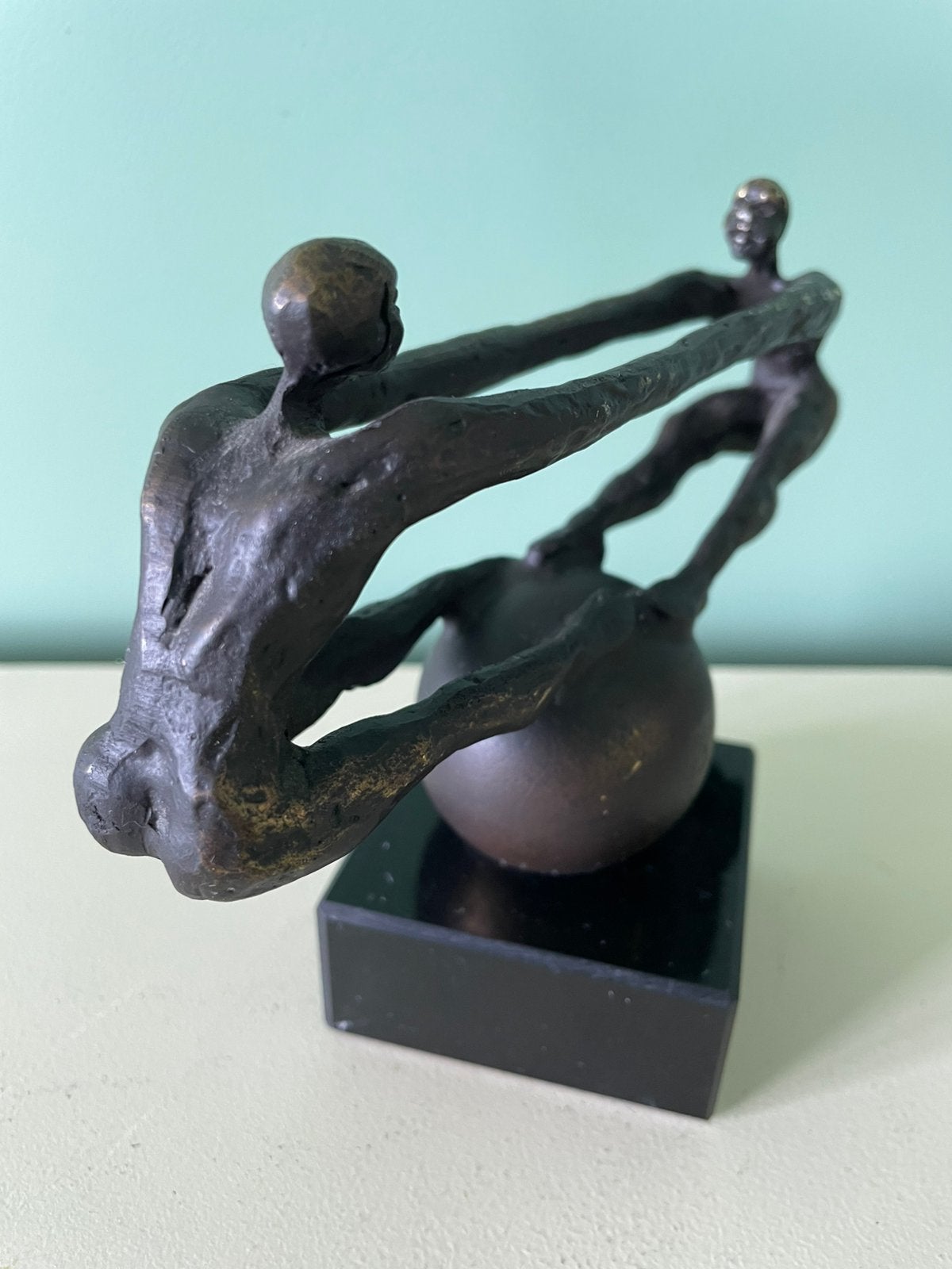 Vintage bronzen beeldje ‘Focus’ op sokkel | 1975-2025, Ophalen of Verzenden, 13 cm, Overige materialen, Bruin