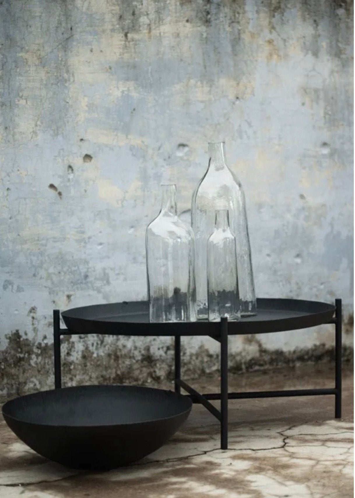 Zwarte ronde metalen salontafel Svärtan Ikea diameter 69cm., Ophalen, Gebruikt, 50 tot 100 cm, Industrieel, modern