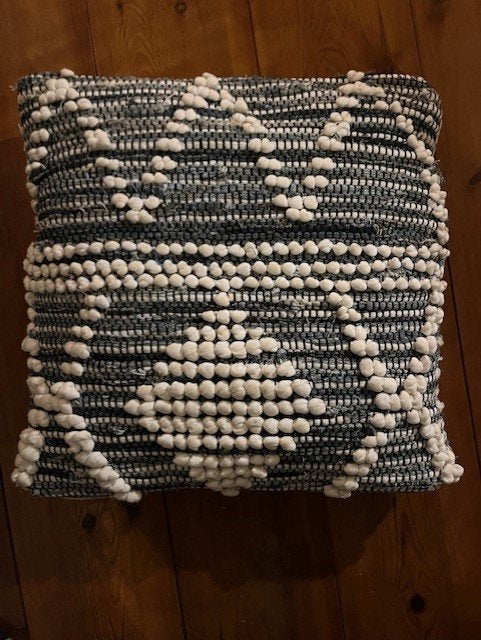 NIEUW !!!! Geknoopt kussen blauw-wit 42 x 42 cm, Huis en Inrichting, Blauw, Inclusief binnenkussen, Vierkant, Nieuw