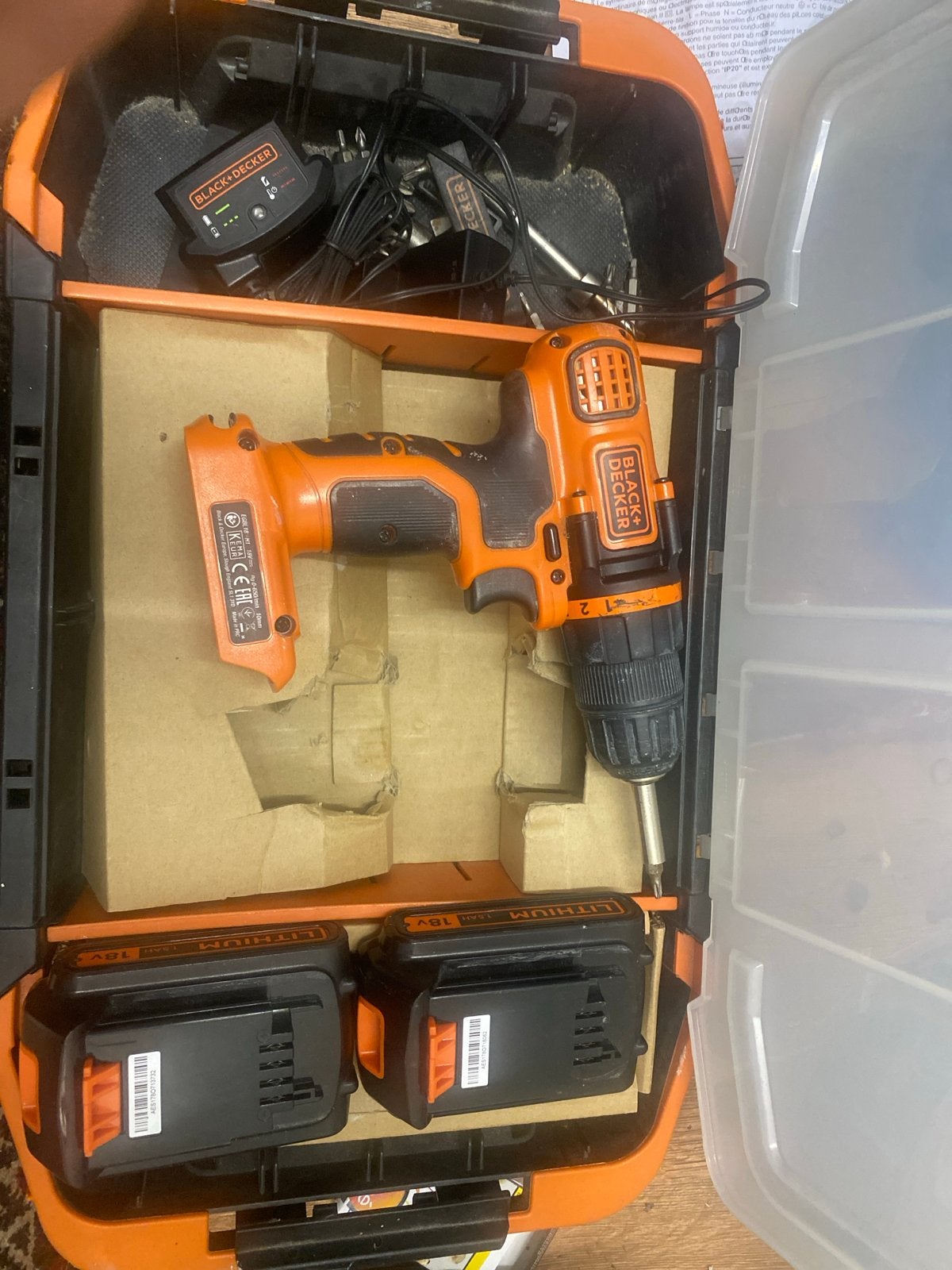 Black+Decker Boor- en Schroefmachine met 2 accu's en lader, Variabele snelheid, Ophalen of Verzenden, Boor- en Schroefmachine