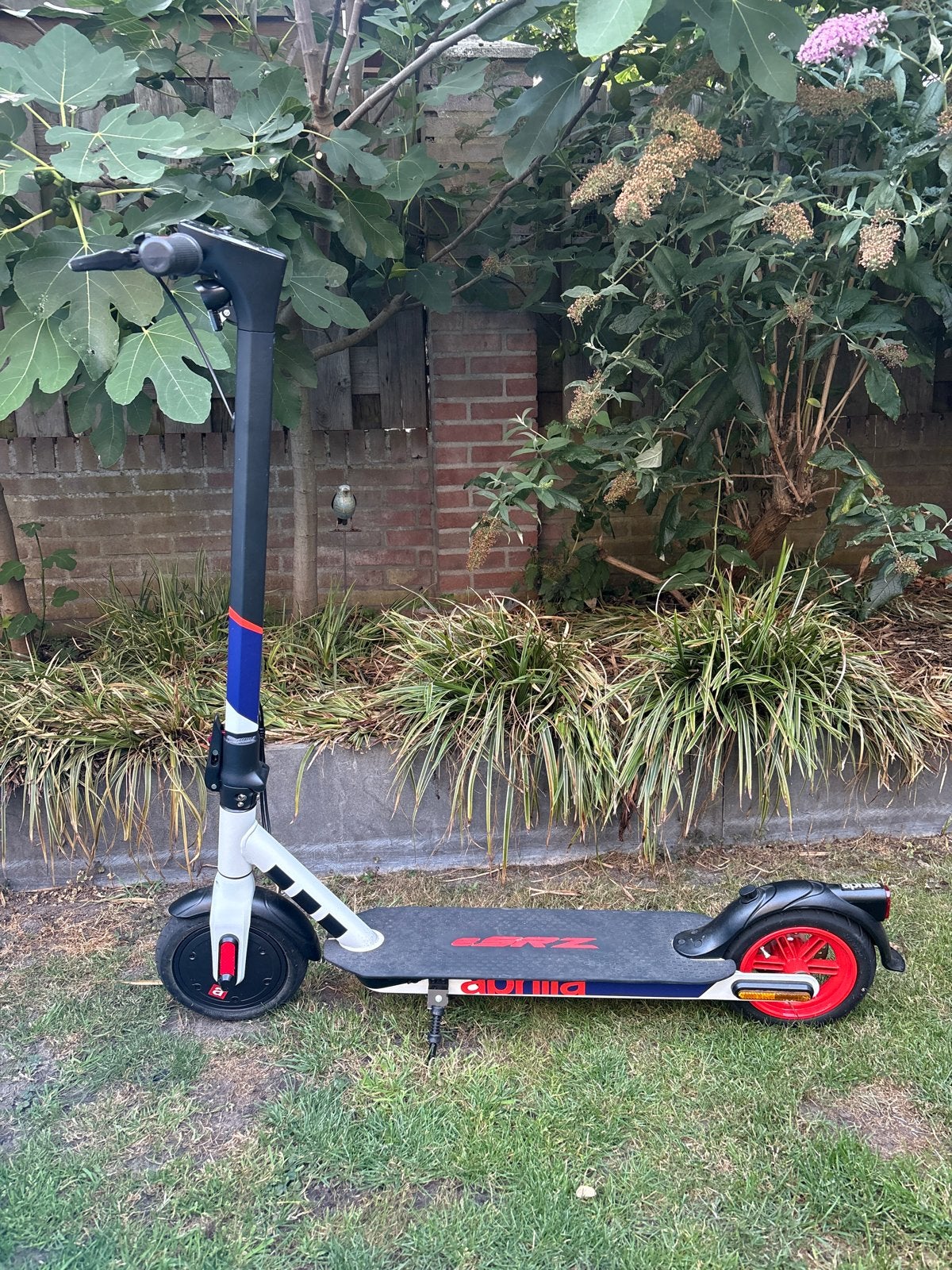 Aprilia elektrische step (E-scooter) - Zo goed als nieuw, Fietsen en Brommers, Steps, Zo goed als nieuw, Elektrische step (E-scooter)