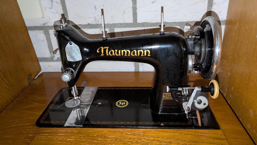 Antique NAUMANN sewing machine with table cabinet, Ophalen