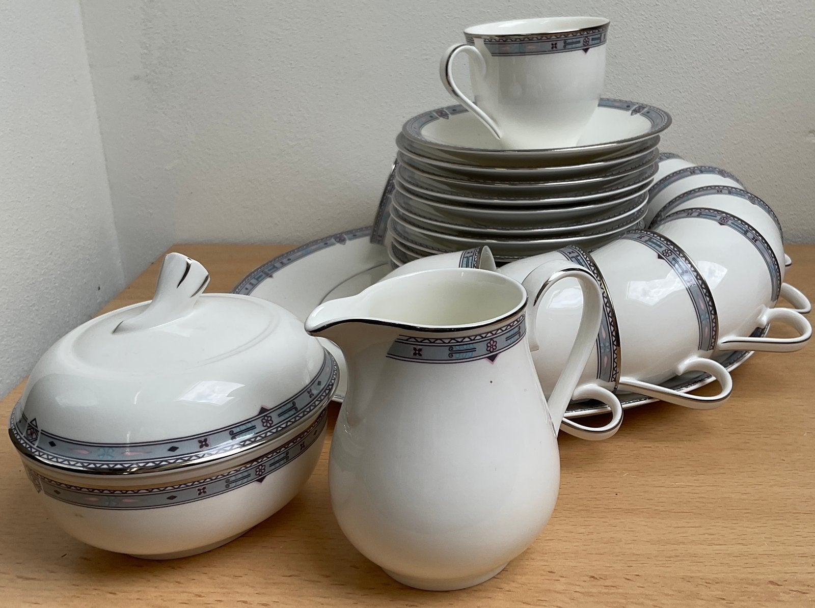 Royal Canterbury Fine bone china model Maya, Antiek en Kunst, Antiek | Servies compleet, Ophalen of Verzenden