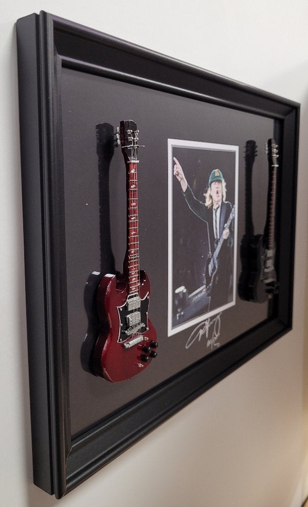 Angus Young ACDC 2 miniatuur gitaren op lijst wanddeco dedco, Info@deconoord.nl, Deco Noord, Nieuw, Ophalen of Verzenden