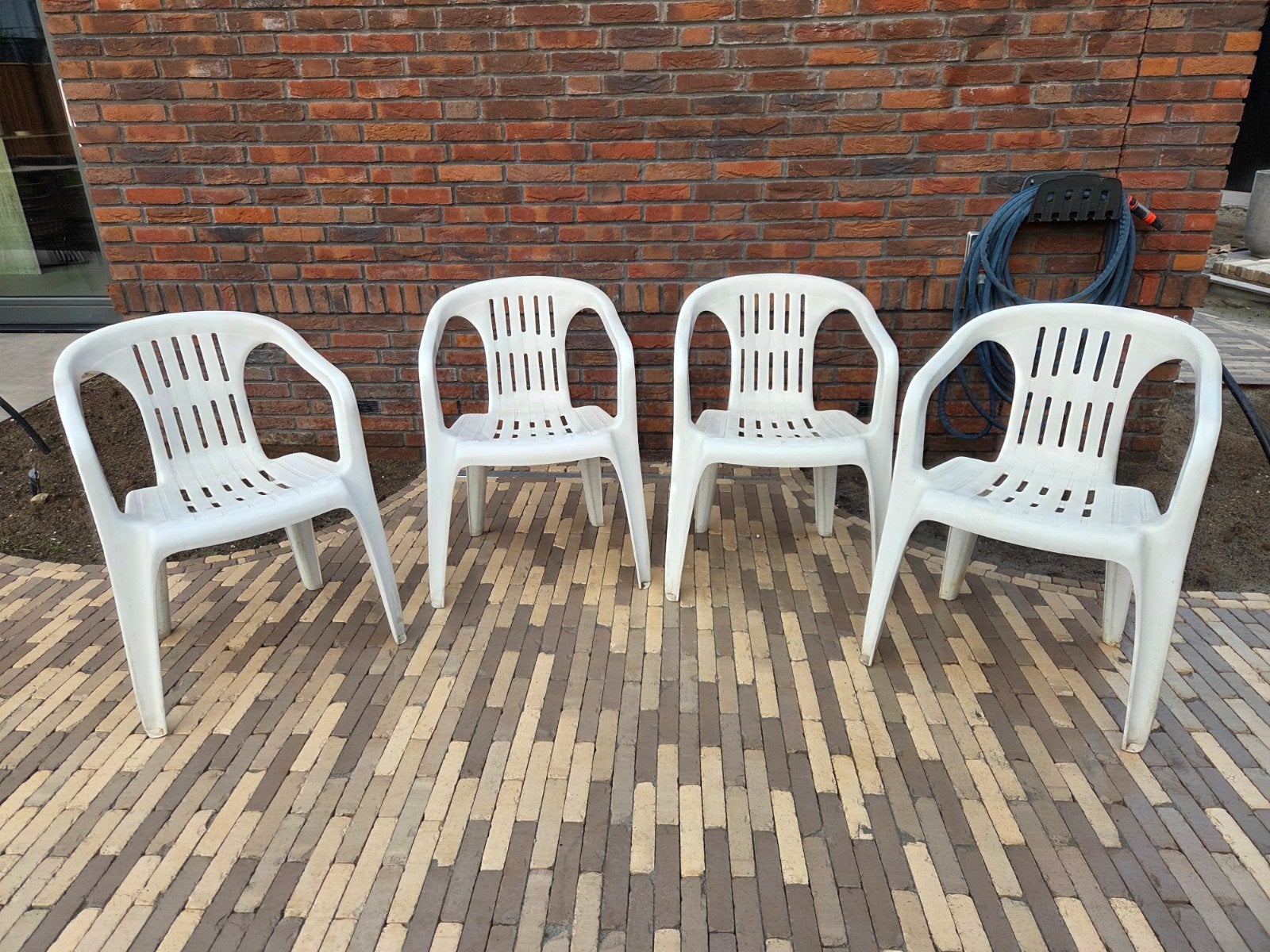4 Witte plastic tuinstoelen, Ophalen, Gebruikt, Plastic, Stapelbaar