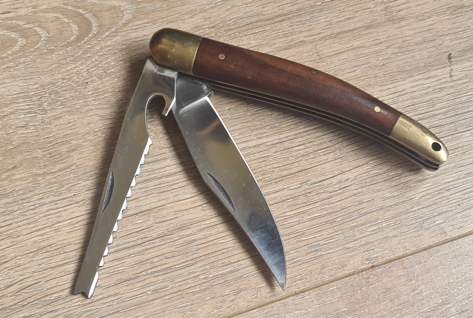 Zakmes met houten handvat en messing accenten, Antiek en Kunst, Antiek | Gereedschap en Instrumenten, Ophalen of Verzenden