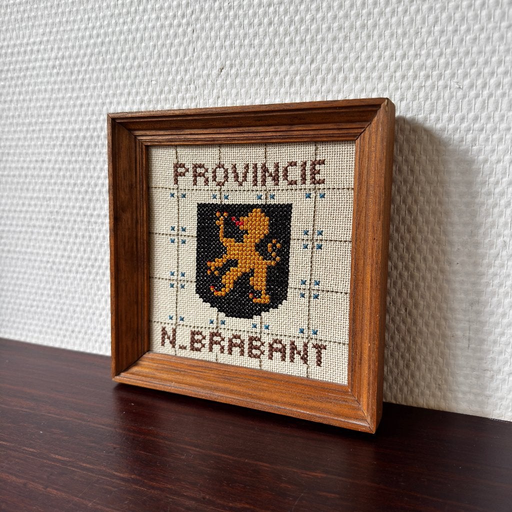 Vintage Geborduurd Wapen van Noord-Brabant in Lijst Deco, Ophalen of Verzenden, Gebruikt, Minder dan 50 cm, Schilderij