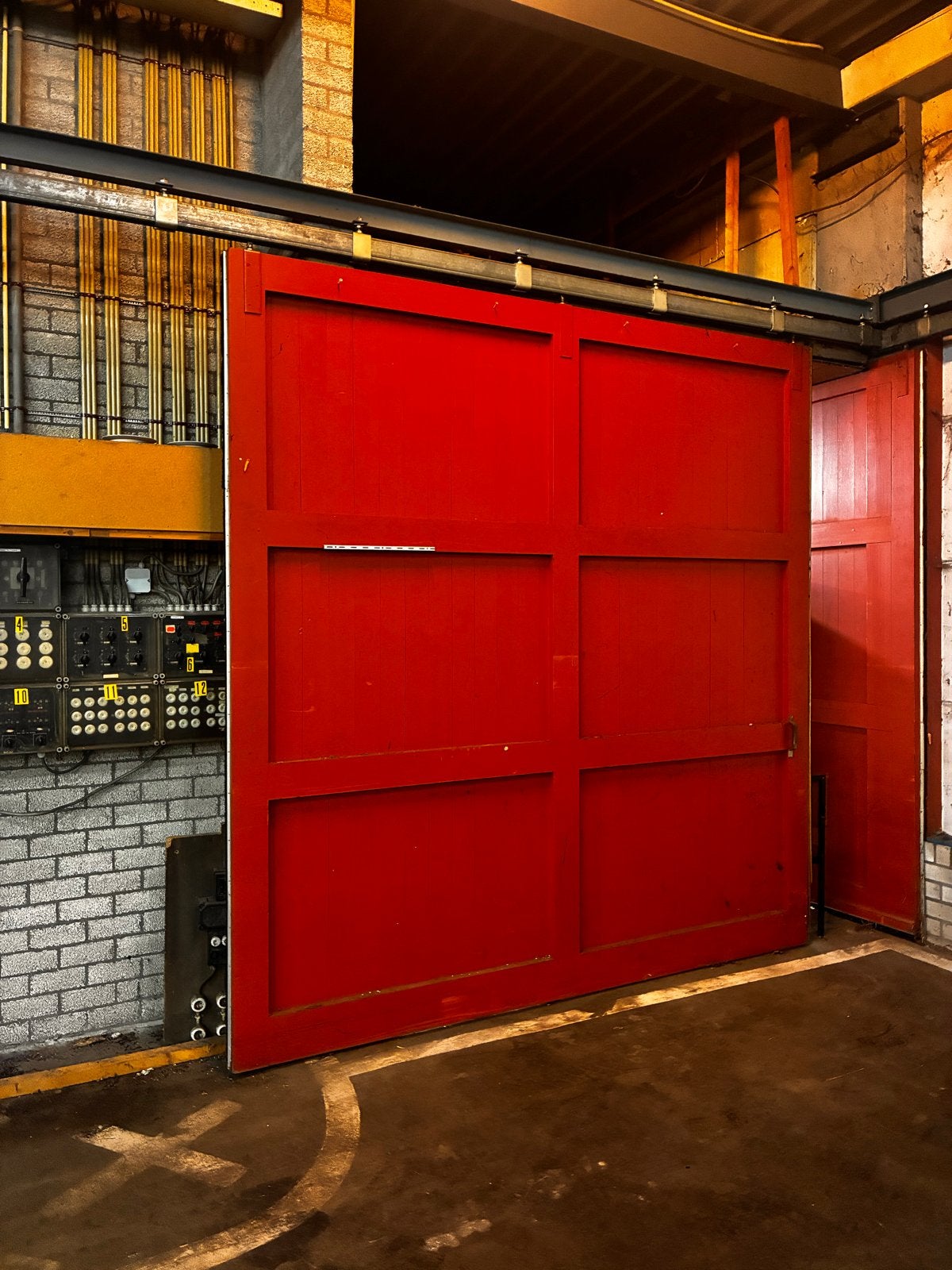 Grote houten schuifdeur - rood/oranje, Ophalen, Gebruikt, Garagedeur, Schuifdeur