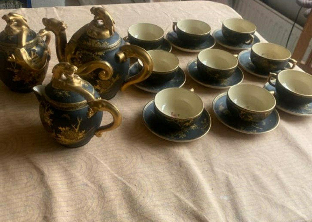 Traditioneel Japans theeservies met gouden draak decoratie, Ophalen