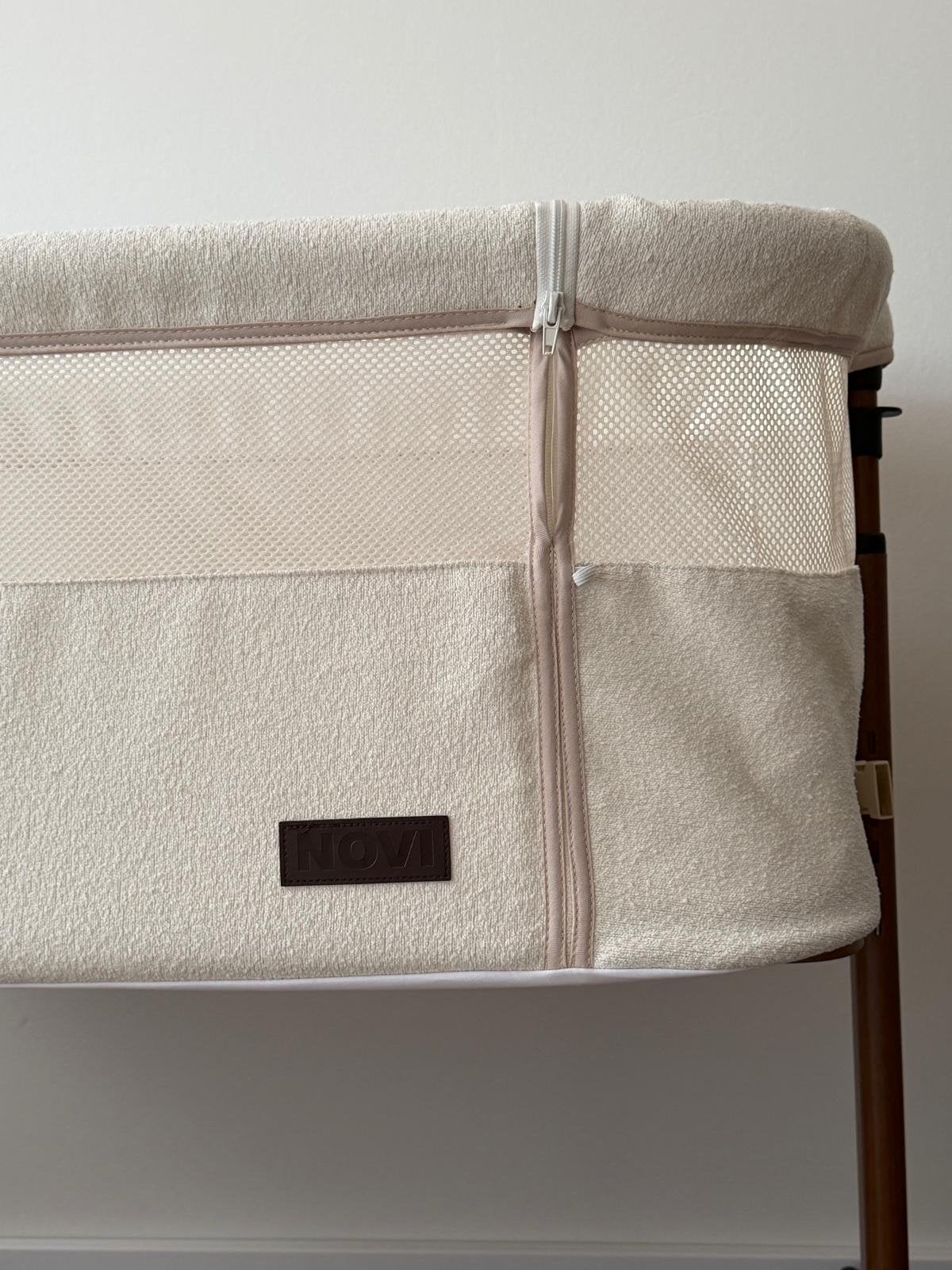 Co-Sleeper Novi Goodnight Premium Walnut/Boucle Beige, Kinderen en Baby's, Babywiegjes en Ledikanten, Ophalen of Verzenden, Zo goed als nieuw