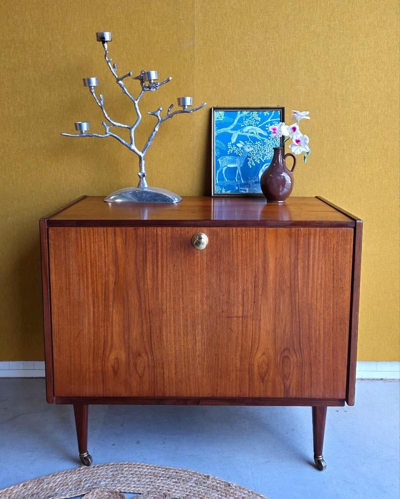 Vintage kastje op koperen wieltjes met klep, tv meubel, kast, Ophalen, Gebruikt, Vintage, Teakhout