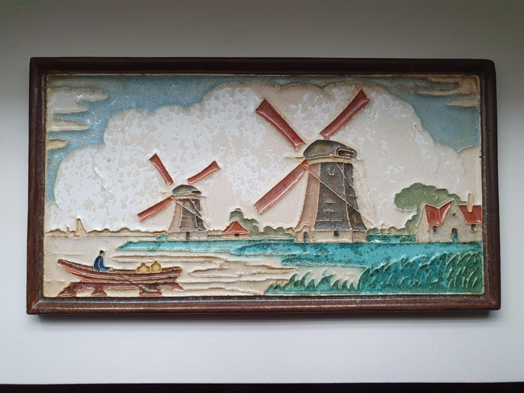 Cloisonné reliëftegel met molens en boot, 23x12 cm, Antiek en Kunst, Antiek | Wandborden en Tegels, Ophalen of Verzenden