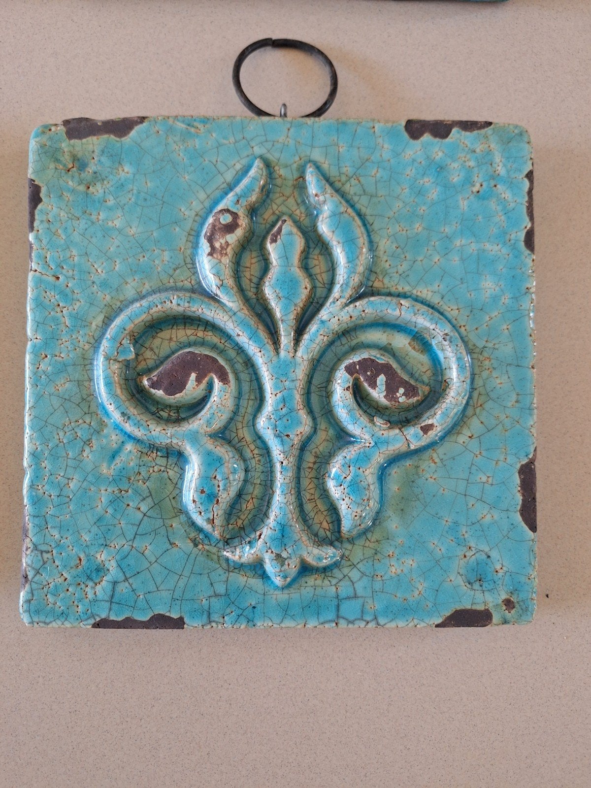 Set van 4 turquoise wandtegels met Fleur de Lis, 20x20 cm, Steen/keramiek, Ophalen of Verzenden, Zo goed als nieuw, Met ophangsysteem