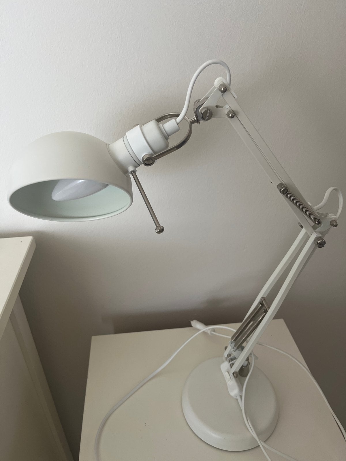 Ikea Fosta verstelbare bureaulamp - Wit, Huis en Inrichting, Lampen | Tafellampen, Bureaulamp, E14 (klein), Wit, Ophalen of Verzenden