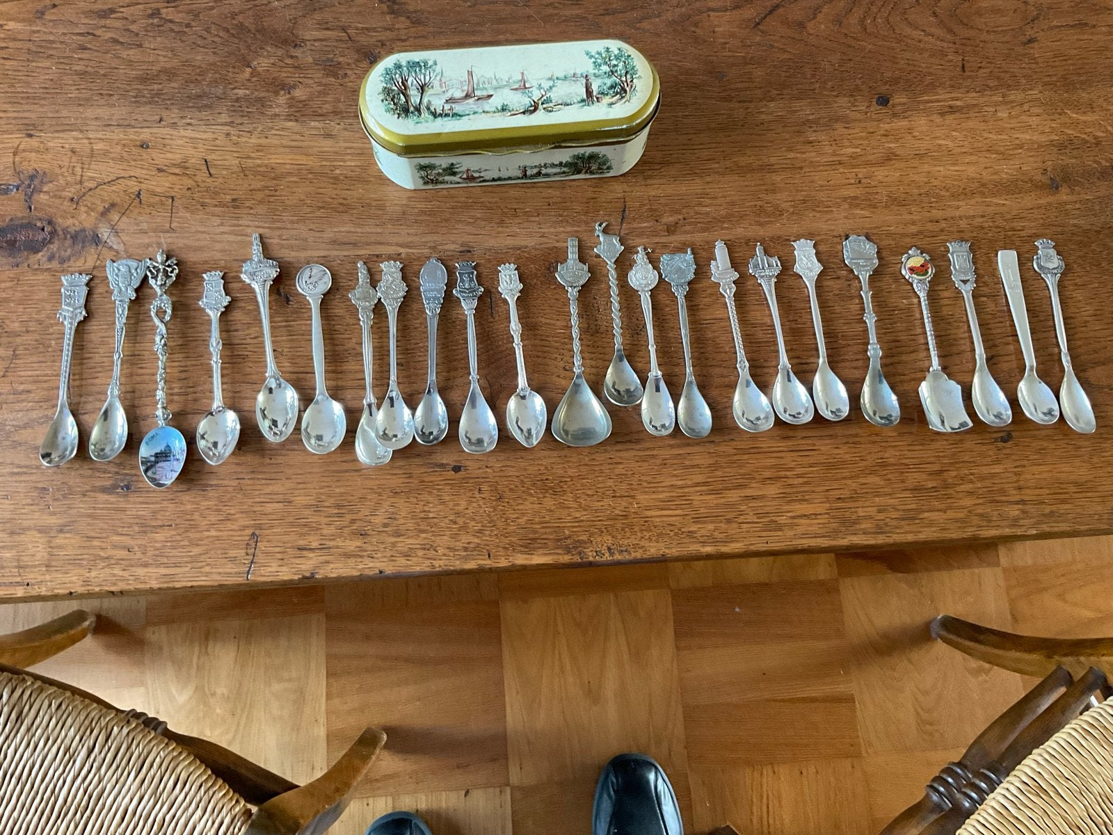 Verzameling van 24 antieke souvenirlepels met blikken doos, Ophalen