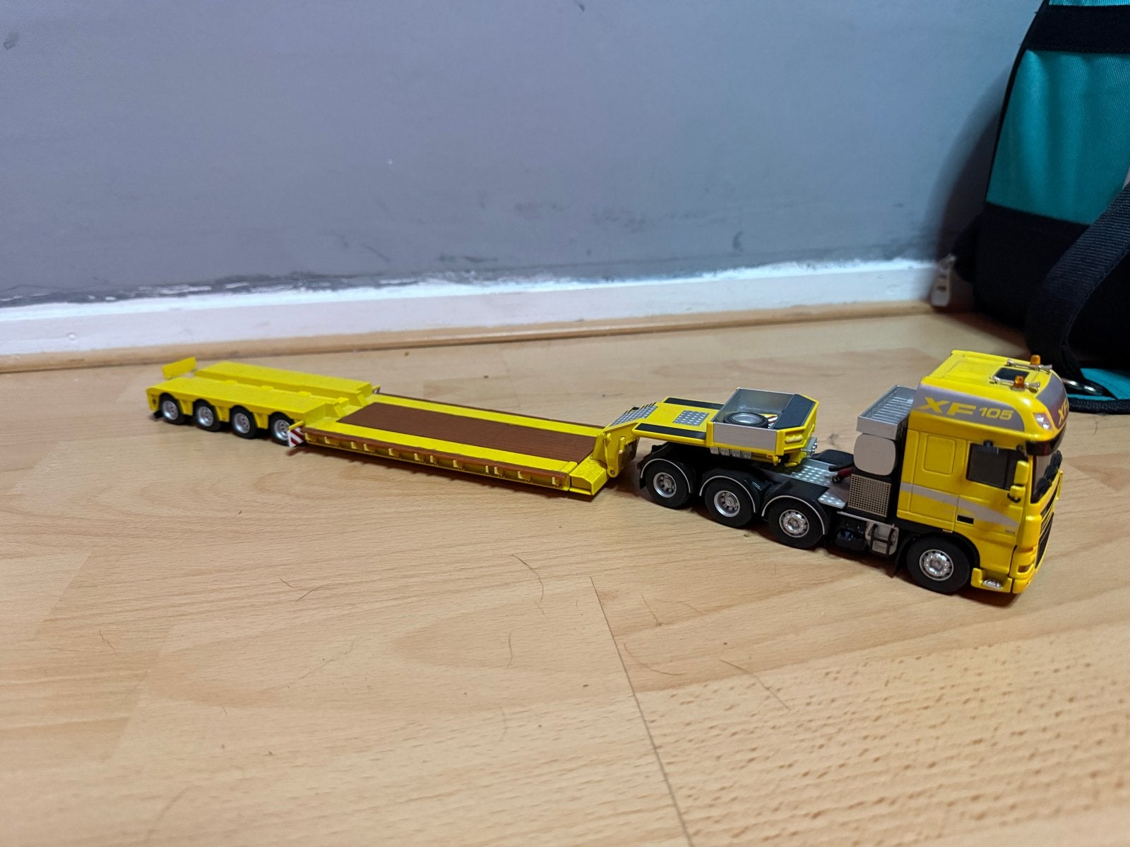 DAF XF 105 met uitschuif dieplader schaalmodel 1:50., Hobby en Vrije tijd, Ophalen, Zo goed als nieuw, Bus of Vrachtwagen, Overige merken