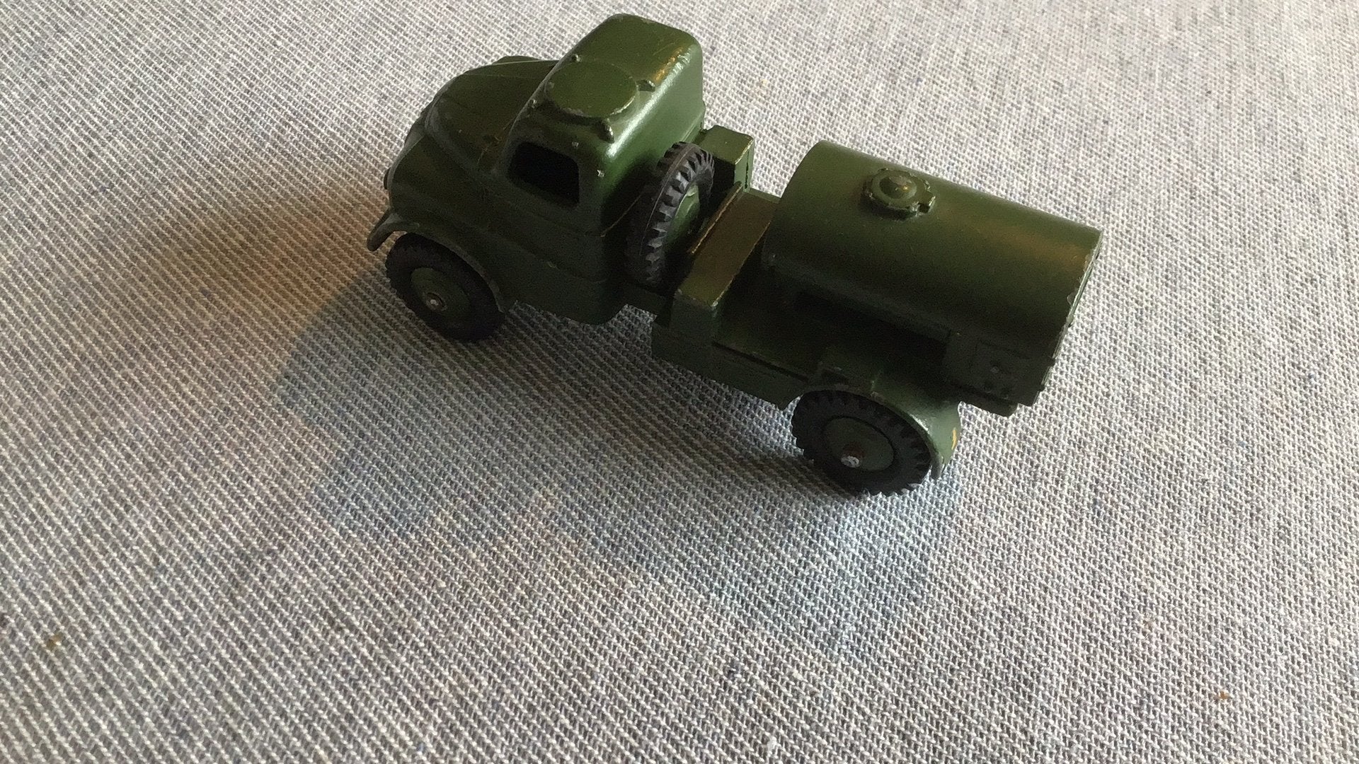 DINKY TOYS ARMY WATER TANKER + DRIVER ZEER FRAAI, Hobby en Vrije tijd, Ophalen of Verzenden, Zo goed als nieuw, Auto, Dinky Toys