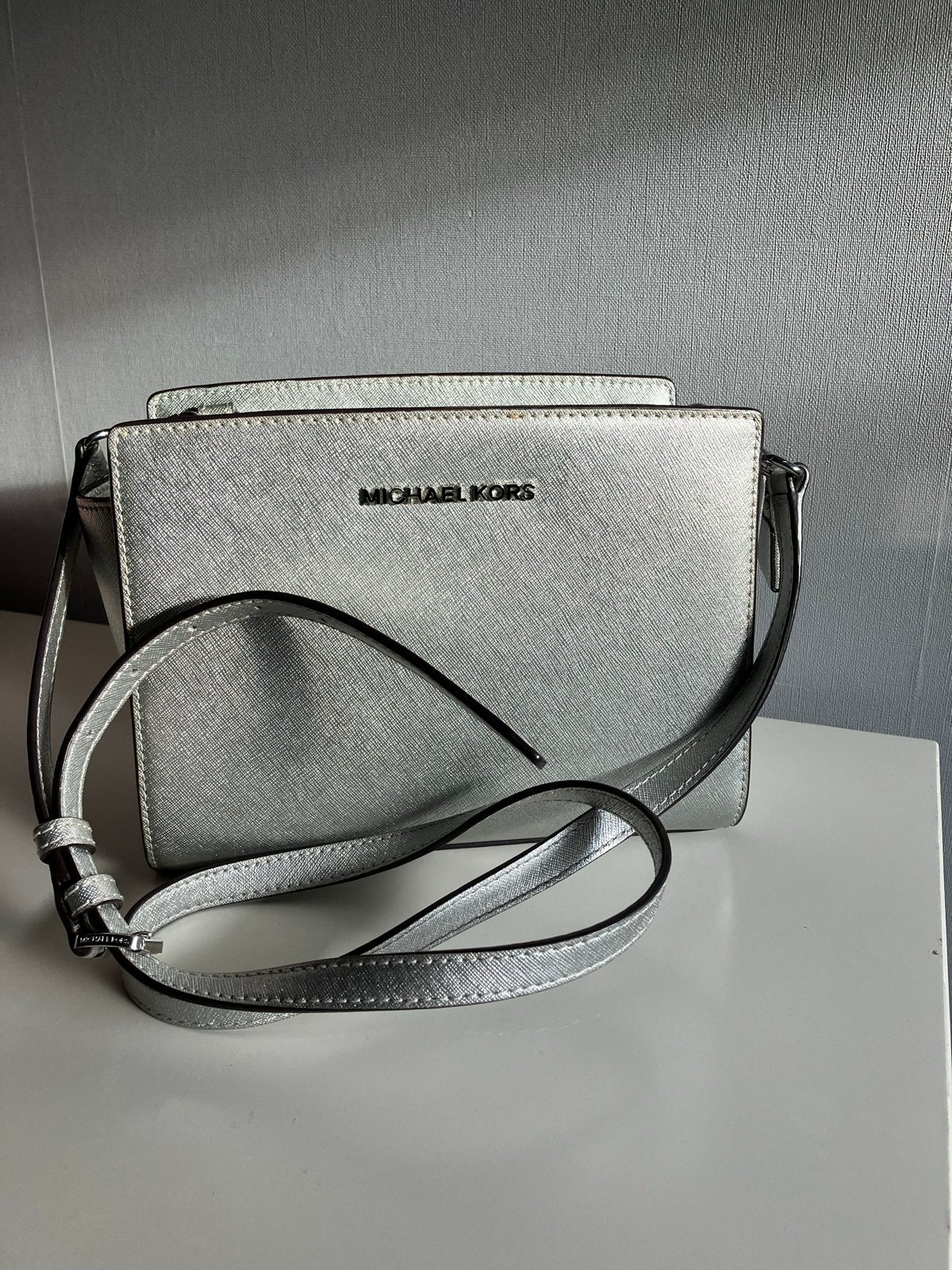 Michael Kors Schoudertasje Zilver - Zo goed als nieuw, Sieraden, Tassen en Uiterlijk, Ophalen, Zo goed als nieuw, Overige kleuren
