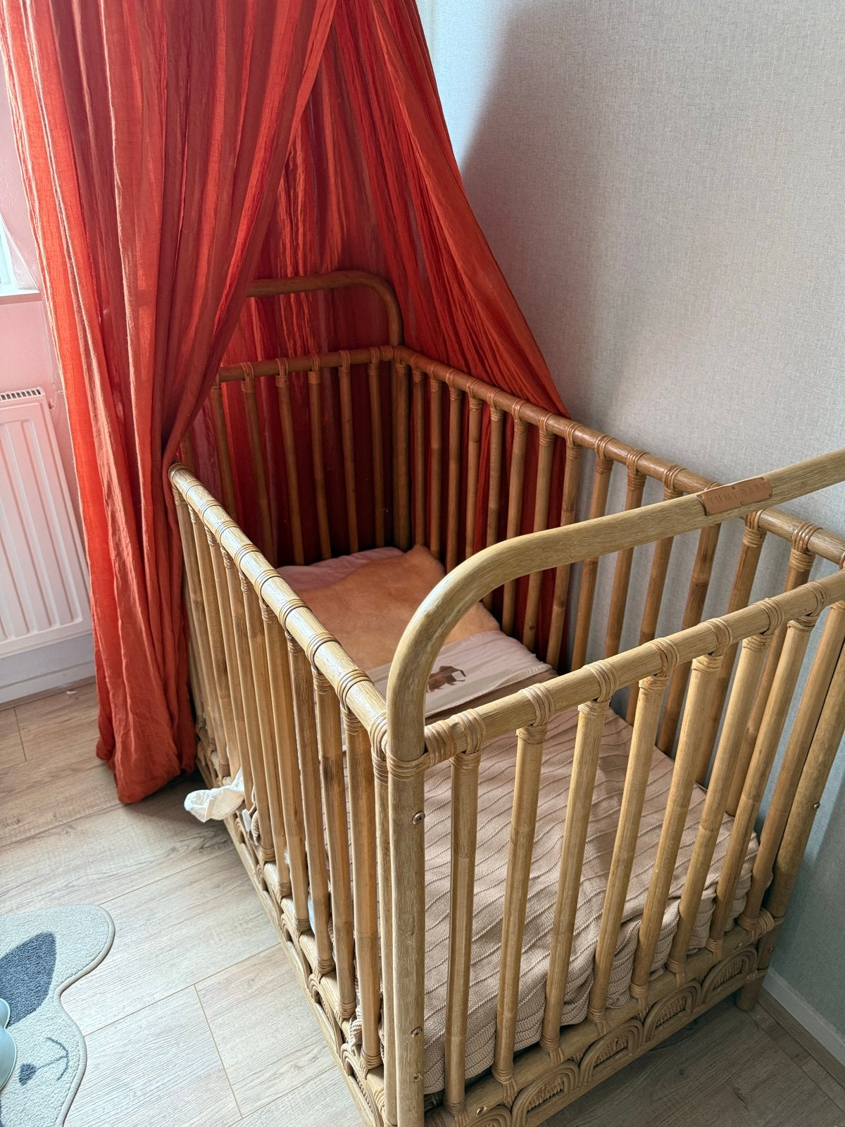 Prachtig rotan ledikant Yumi Baby 60x120, Huis en Inrichting, Overige materialen, 70 cm of minder, Bruin, Zo goed als nieuw