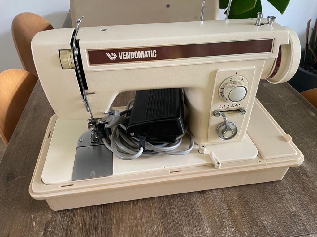 Vintage naaimachine Vendomatic 401, Ophalen, Gebruikt, Naaimachine, Overige merken