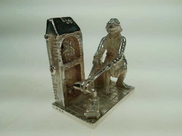 Zilver miniatuur hoefsmid aan het werk Niekerk 1980, Verzenden, Zilver