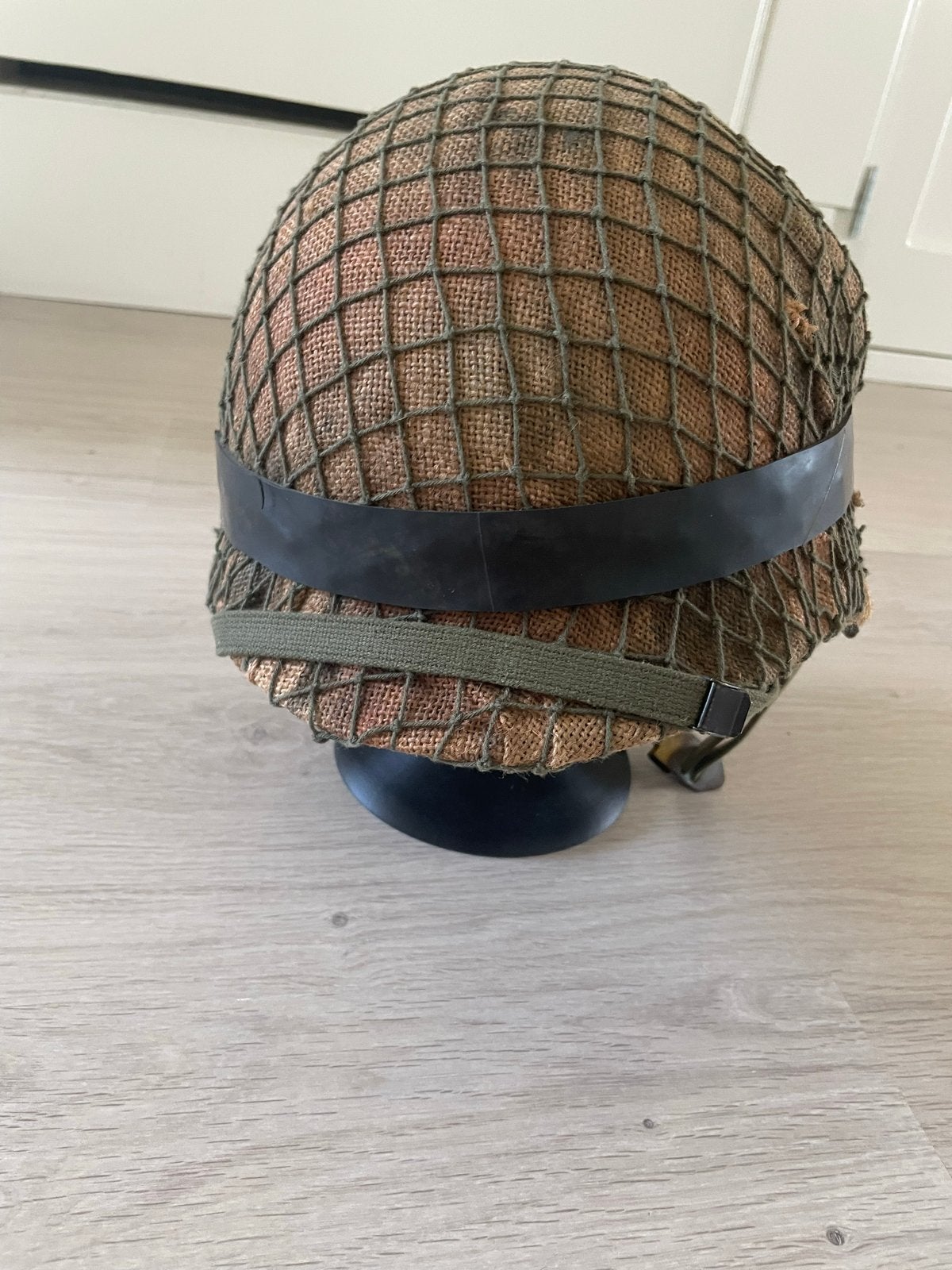 Militair helm met net en kinband, Ophalen of Verzenden, Overige soorten, Overige gebieden, Helm of Baret
