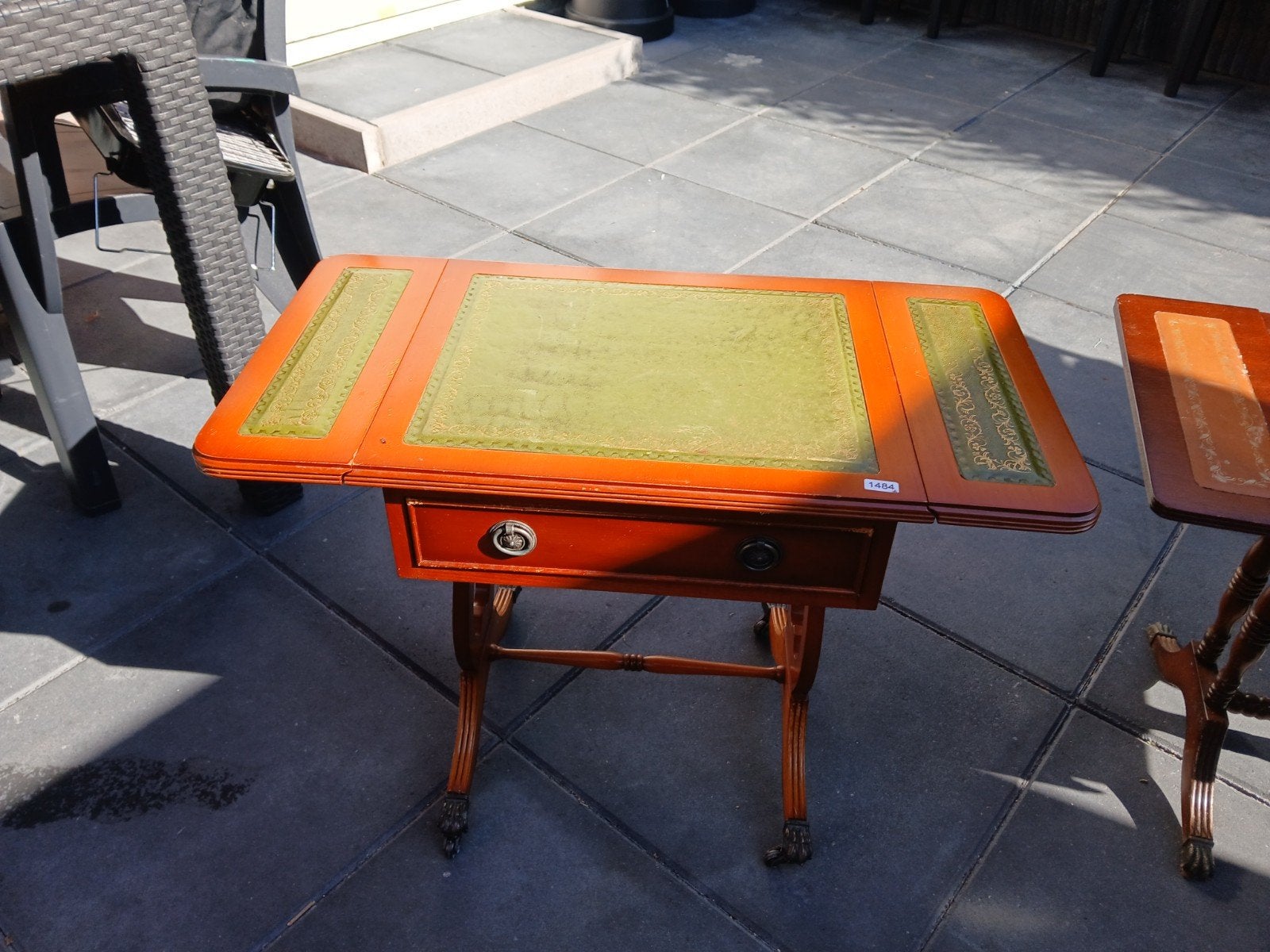 Antieke bijzettafel met leer ingelegd blad, Ophalen of Verzenden