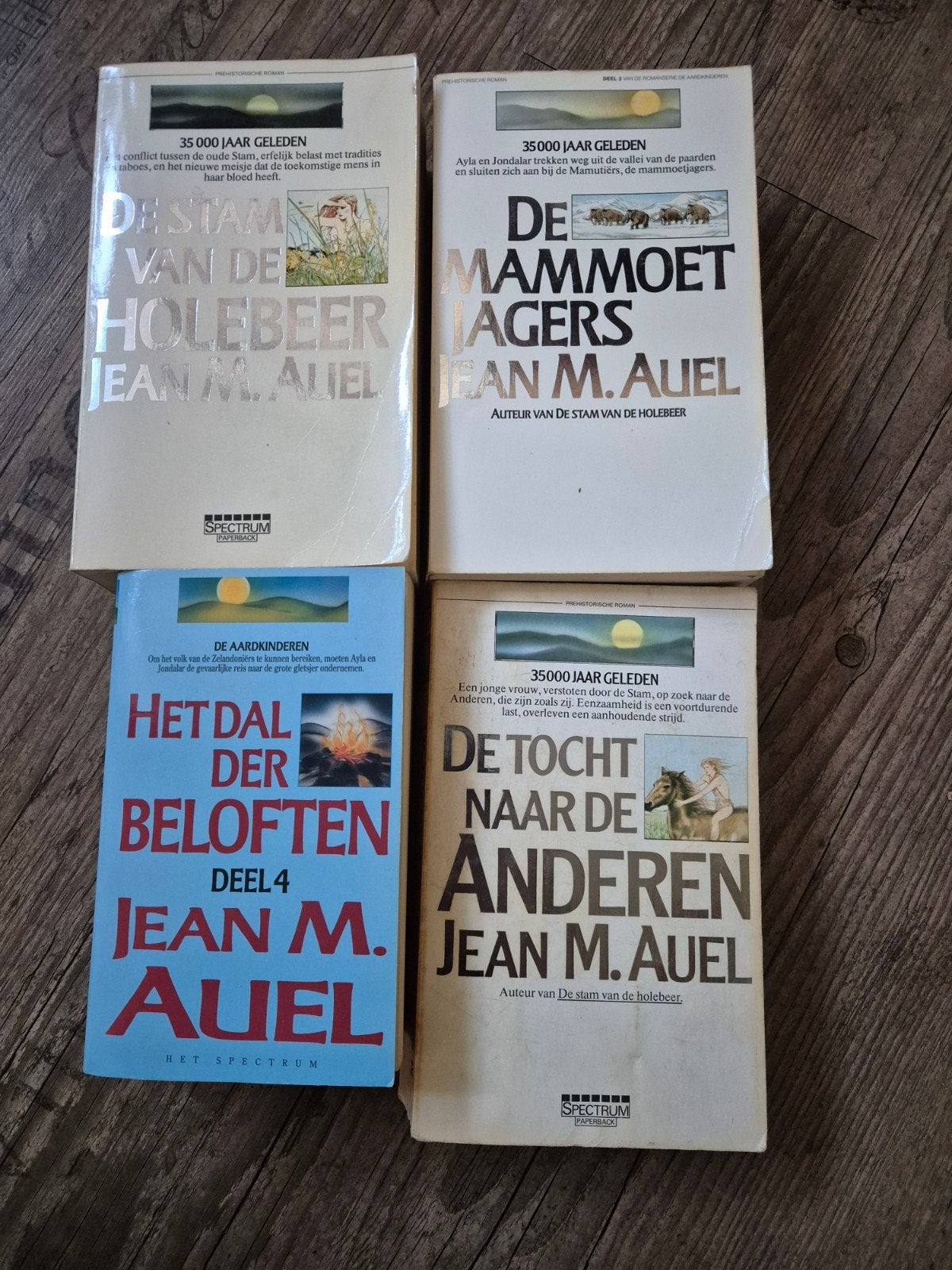 De Aardkinderen deel 1, 2, 3 en 4, Boeken, Ophalen of Verzenden, Gelezen, Jean m. auel, Nederlands