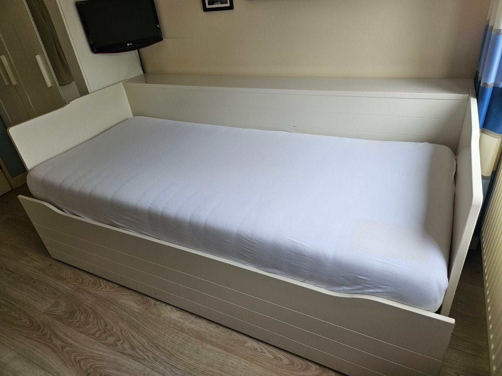 Wit uitschuifbaar bed met opbergruimte (IKEA Hemnes), Huis en Inrichting, Slaapkamer | Bedden, Ophalen, Gebruikt, Eenpersoons