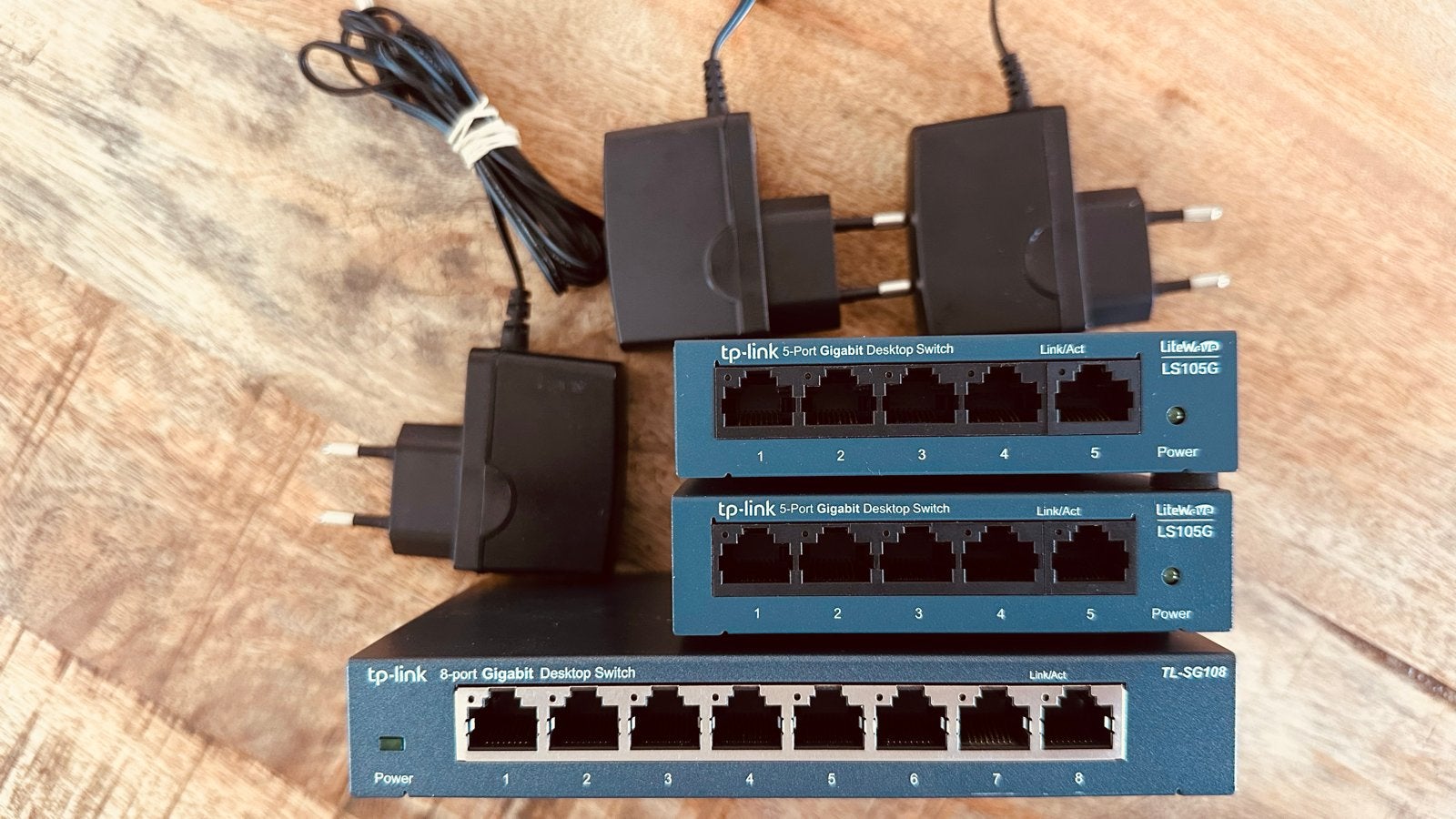 TP-Link Gigabit Switches: 2x LS105G en 1x TL-SG108, Ophalen of Verzenden, Gebruikt