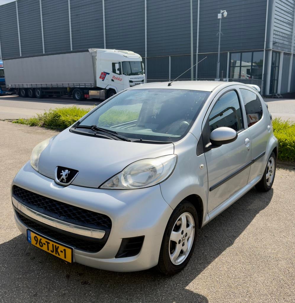 Peugeot 107 1.0 12V 2012 Zilver, Auto's, Voorwielaandrijving, Euro 5, Zwart, 4 stoelen