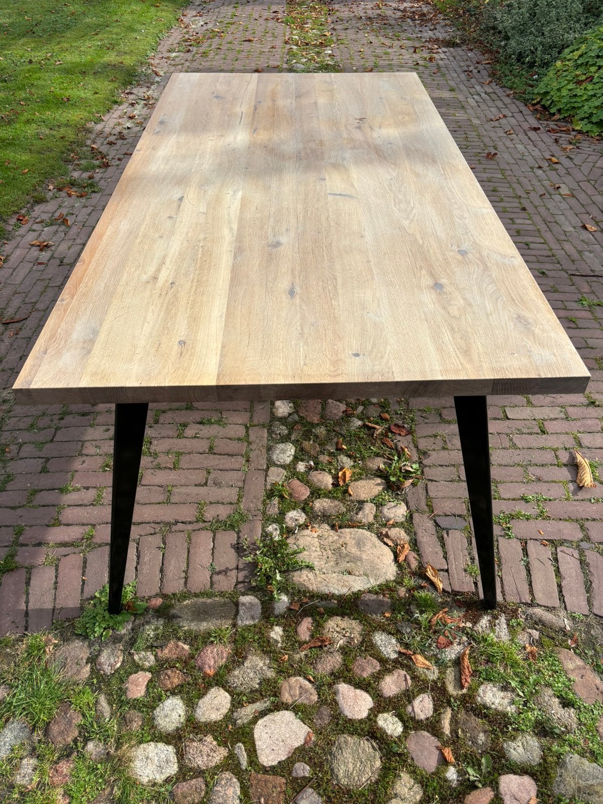 Foto 3 van Mooie massief eiken houten eettafel met zwarte metalen poten