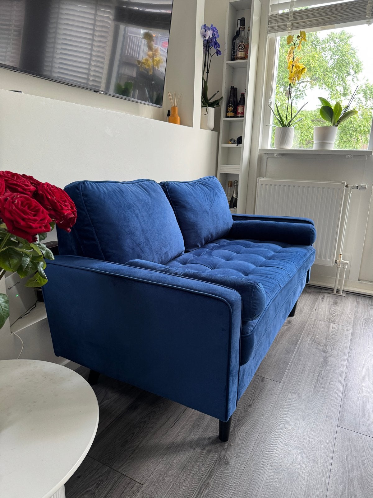 Velvet blauwe 2-zits bank – modern & stijlvol, Huis en Inrichting, Gebruikt, Tweepersoons, 75 tot 100 cm, Ophalen of Verzenden