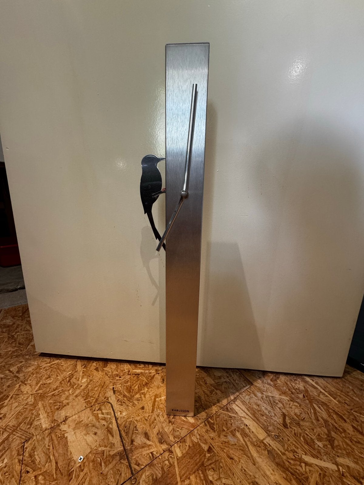 Karlsson wandklok met vogel, geborsteld staal, Ophalen, Analoog, Werkt op batterijen, Zilver